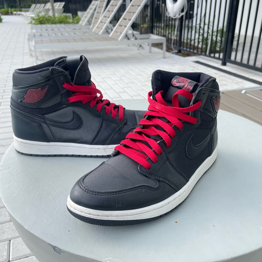 Nike Men's Black and Red Sneakers